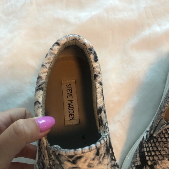 Steve Madden snakeskin sneaker slip on - Picture 7 of 8